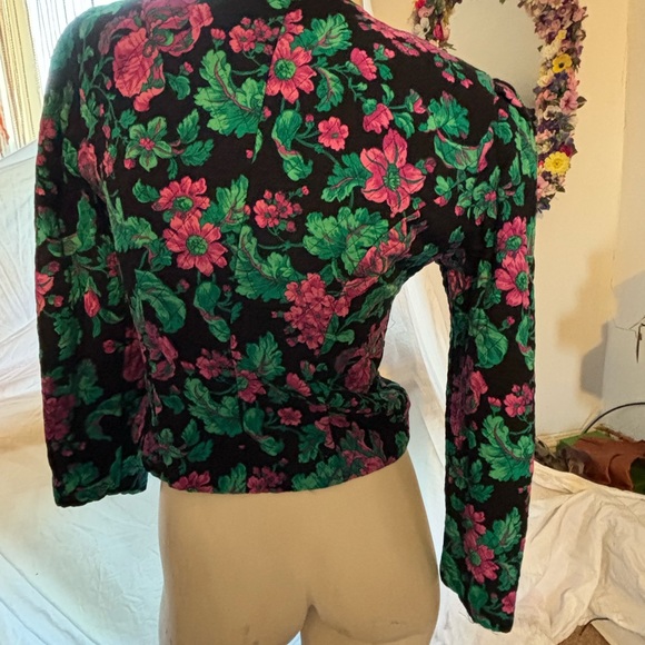 Vintage floral blouse with big gold buttons - Picture 6 of 9